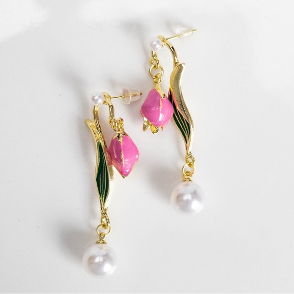 ✨Anthropologie Emmeline Tulip Pearl Drop Earrings - Picture 2 of 5